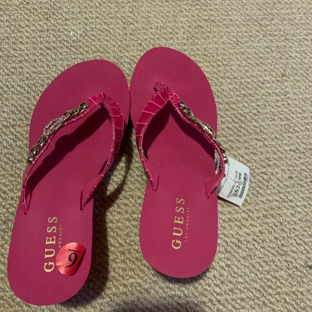 NEW GUESS FUCSIA WEDGE FLIP FLOPS WITH METAL CHAIN SIZE 6